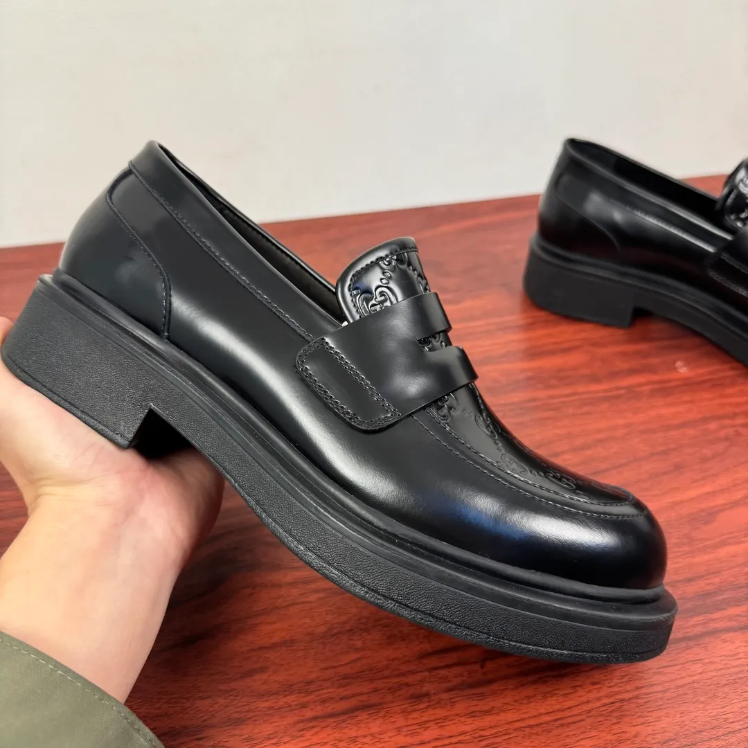 Batch 800 Gucci/Gucci new men's loafers with GG details, thick-soled slip-ons! The design of this men's lace-up shoe is rooted in the brand's heritage. It is carefully crafted from high-quality calfskin/open-edge beaded cowhide/suede cowhide. It is made of various leather types and is embellished with GG printed embossed suede leather details, which pays homage to Gucci's classic monogram. The rubber sole with GG pattern adds a modern touch to the design. Classic and simple sponge cake style design. European and American classic version, full calfskin lining. The overall upper texture is soft. The lining is comfortable and breathable. 2CM thickened soft rubber sole, easy to control. Versatile and stylish on the foot. Available in multiple colors to meet different matching needs. Full package! Size: 39-40-41-42-43-44 Leather shoe size (can be customized to 38.45.46) Item number: 7826 Loafers Open edge beads